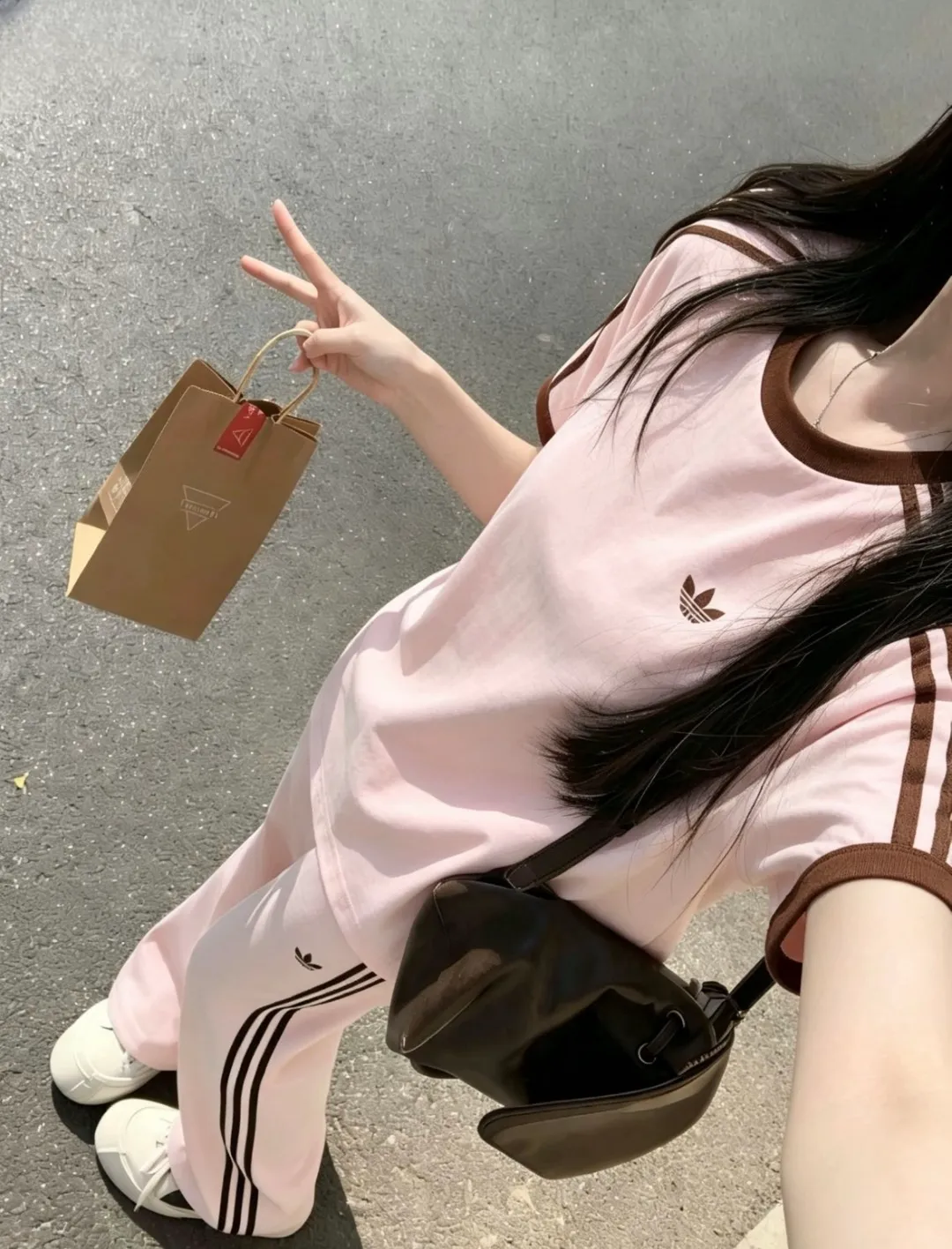 No watermark upper body rendering 𝟬𝟱𝟭𝟰𝟴# Exclusive real shot/difference between various stolen pictures and online version on the market [𝗔𝗗𝗜𝗗𝗔𝗦 Adidas Clover Classic Embroidered Couple Round Neck Short Sleeve 𝗧 Shirt] ✅Full set of 1:1 customized accessories ➕Customized three-label ➕𝗬𝘂𝗮𝗻 version hang tag ➕𝗹𝗼𝗴𝗼 packaging bag 🔥 ➕Scan the tag to enter the official website. ✅Top Original version, ins Xiaohongshu has many bloggers wearing it. Clover's latest 5-color T is really Korean casual style ➕Classic Versatile❤️ Skin-friendly and Breathable, super comfortable for daily wear. The clover logo on the chest is very recognizable. 3D three-dimensional tailoring. The upper body is crisp and stylish. The fit is loose. It covers the flesh and makes you slim. It perfectly modifies the figure. The full set of accessories is customized in a one-to-one mold, striving for excellence. Good Quality is never just talk! Color: White Pink Light Gray Green Black Tibetan Blue Size: S M L XL XXL